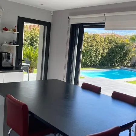 Quatre Faces: Spacious Garden Retreat With Pool *