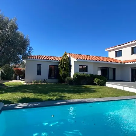 Quatre Faces: Spacious Garden Retreat With Pool Villa Villeneuve-de-la-Raho