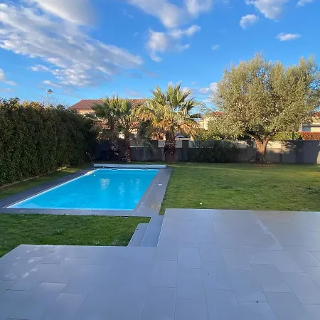 Quatre Faces: Spacious Garden Retreat With Pool