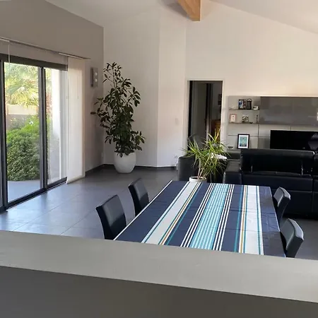 Quatre Faces: Spacious Garden Retreat With Pool Villeneuve-de-la-Raho